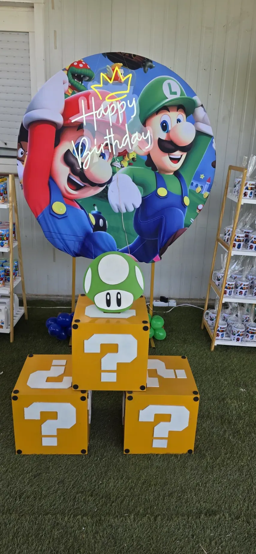 Decoración de cumpleaños infantil con photocall y cubos Super Mario