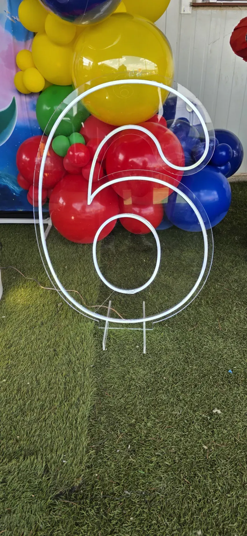 Número 6 en neón LED gigante alquilado para cumpleaños